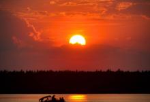 Motorówka na jeziorze Necko o zachodzie słońca, fot. J. Koniecko