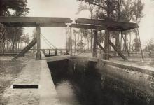Zdjęcie czarno-białe śluzy na Kanale Augustowskim z  1908 roku.