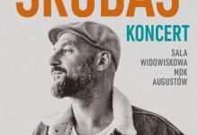 Plakat wydarzenia: SKUBAS koncert, 6 luty 2022 godz. 19:00, Sala widowiskowa MDK w Augustowie, na plakacie znajduje się zdjęcie artysty