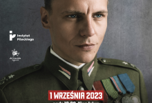Plakat premierowego pokazu filmu „Raport Pileckiego” przedstawiający portret w. Pileckiego