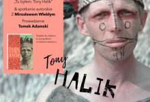 Plakat, na którym jest zdjęcie Tone'go Holik'a, w indiańskim pióropuszu oraz z pomalowaną twarzą i ciałem, z lewej strony plakatu różowy prostokąt w środku którego widnieją loga: DKF Kinochłon i lektura obowiązkowa, pod spodem tekst: " Zapraszają na film dokumentalny Marcina Borchardta inspirowany książką "Tu byłem. Tony Halik" & spotkanie autorskie z Mirosławem Wlekłym prowadzenie Tomek Adamski, poniżej małe zdjęcie okładki książki "Tu Byłem" Ton'ego Holik'a. Środek plakatu tekst: Tony Halik dkf, 9 listopa