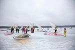 Na zdjęciu stoi na zamarźniętym jeziorze Necko , grupa kilunastu sportowców przy bojerach. Bojery, fot. A. Bajkowski