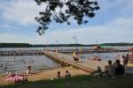 Plażujący ludzie na miejskiej plaży nad Jeziorem Necko, fot. J. Koniecko