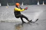 На фотографии изображен лыжник на подъемнике для водных лыж на озере Нецко, фото Я. Конецко.