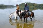 Dwoje jeźdźców na koniach w jeziorze, fot. J. Koniecko