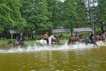 Jeźdźcy na koniach galopujący brzegiem jeziora, fot. J. Koniecko