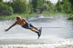 На фотографии изображен мужчина, занимающийся вейкбордингом на подъемнике для водных лыж на озере Нецко, во время соревнований Netta Cup. Фото Й. Коньеко.
