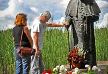 Pomnik św. Jana Pawła II w Studzienicznej, fot. J. Koniecko