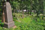 Cmentarz na Rossie - Wilno, na pierwszym planie po lewej stronie duży nagrobek a w dole widoczna część starego cmentarza wraz z nagrobkami wsród zielonych drzew i krzewów, lic. CC -fot. Jacek Piwowarczyk